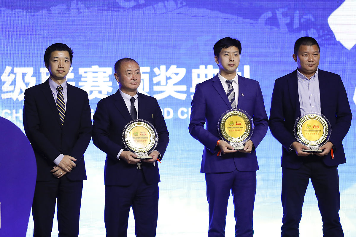 奖杯传递的意义：体育精神与时代风貌的传承