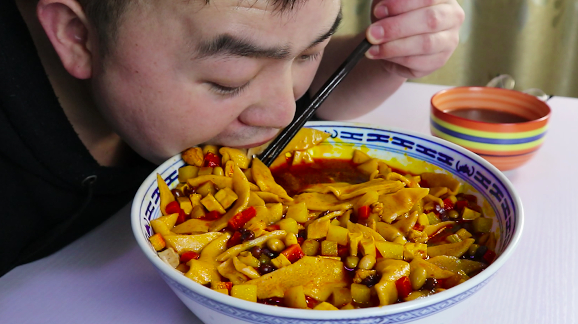 陕西特色腊八面,有肉有菜有豆子,一大碗热乎乎的吃完真过瘾