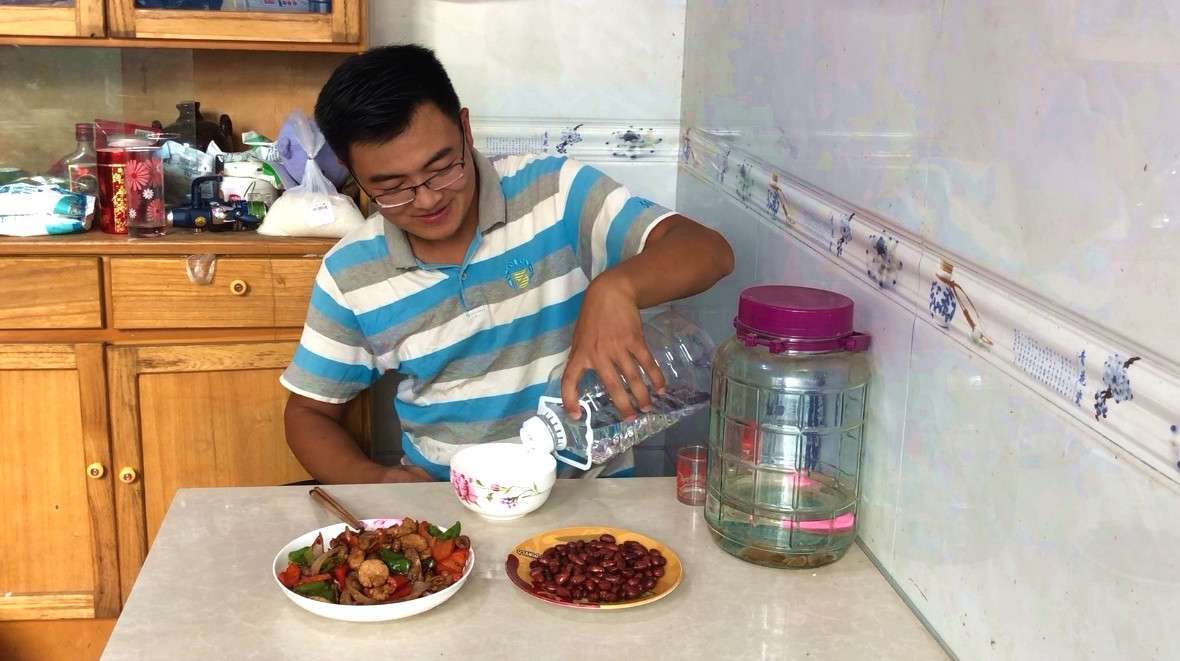 媳妇不在家,小伙爆炒两个羊蛋,两个羊腰子,喝一大碗白酒真过瘾