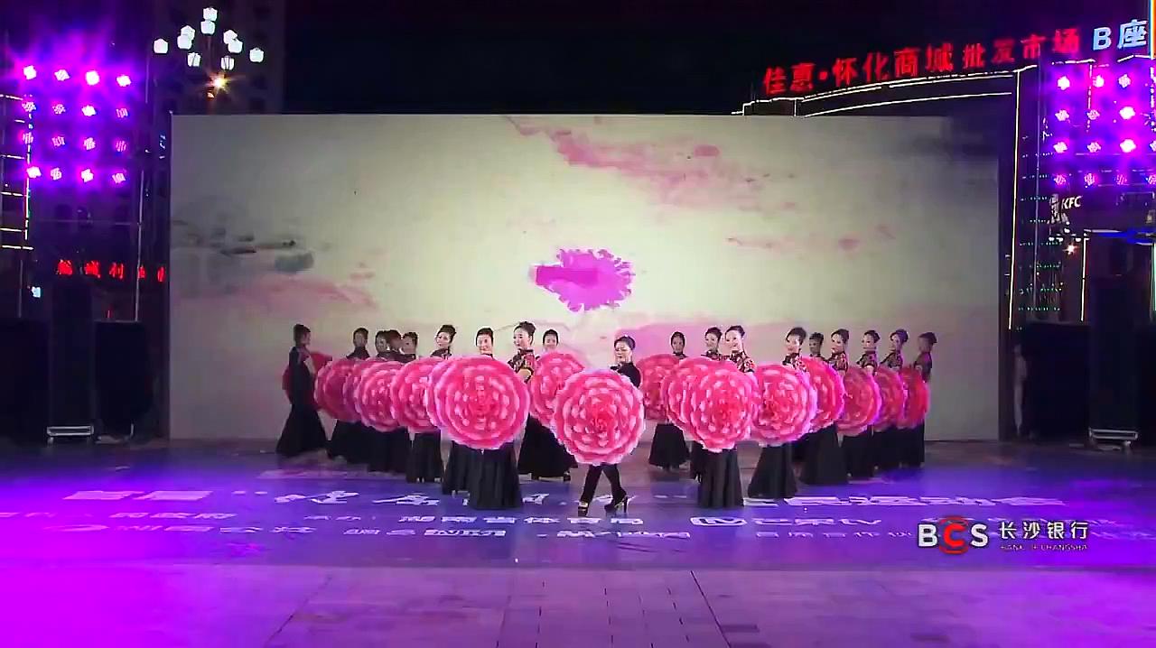 广场舞:《国色天香》阿姨们一席黑色长裙,手持红伞,太美了!