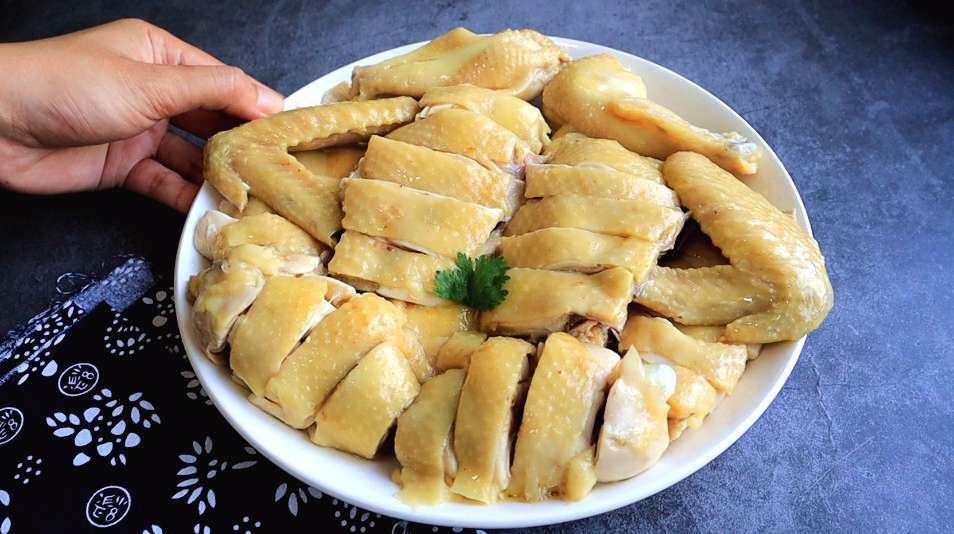 客家人隔水蒸鸡的做法,鸡肉嫩滑口感好,健康好吃,1人能吃一只