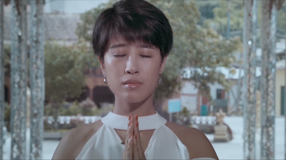 张峰佛堂大声许愿挣钱,然后两人竟然一起进行烛光晚餐