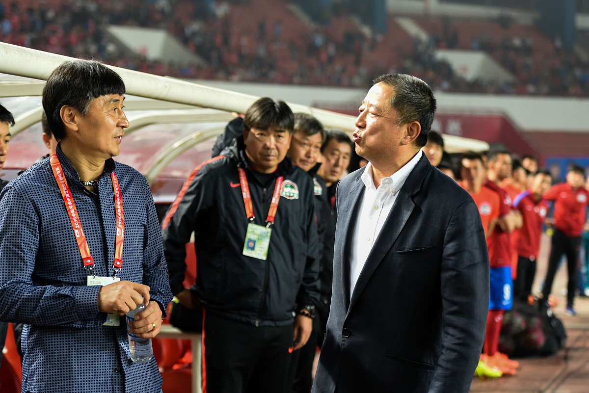 把下面内容进行写完足球是中国人民最喜爱的体育项目之一也是国家体育事业的重要组成部分。然而中国足球的发展历程却充满了曲折和挫折国家队和联赛的成绩一直不尽人意足协和相关人员也经常受到质疑和批评。近日在中国足协高层相继出事被查后曾经主管过中国足协的蔡振华也陷入了诸多传闻之中。4月4日蔡振华的妻子对记者表示蔡振华目前正在办理退休123。蔡振华是一位有着丰富体育经历和管理经验的人士。他曾经是国乒的主力选手和