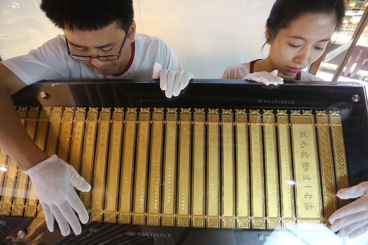 夫 兵 形 象 水 水 之 行 避 高 而 趋 下 兵 之 形 避 实 而 击 虚 ； 水 因 地 而 制 流 兵 因 敌 而 制 胜 。 故 兵 无 常 势 水 无 常 形 。 能 因 敌 变 化 而 取 胜 者 谓 之 神 。帮我用200字详细描述