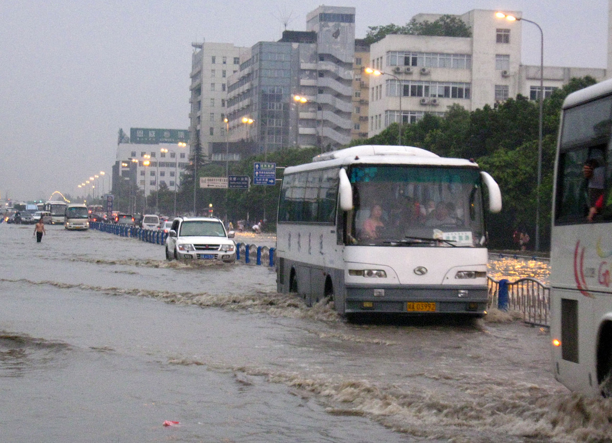 增城地区道路积水引发的工厂淹没及地铁停运风险分析