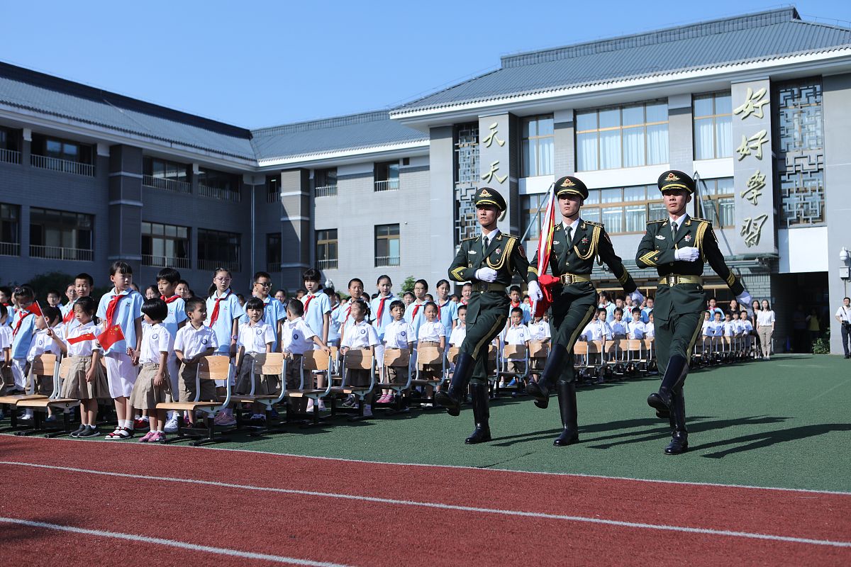 请用500字吐槽一下扬州生活科技学校让学生走很远去烈士陵园
