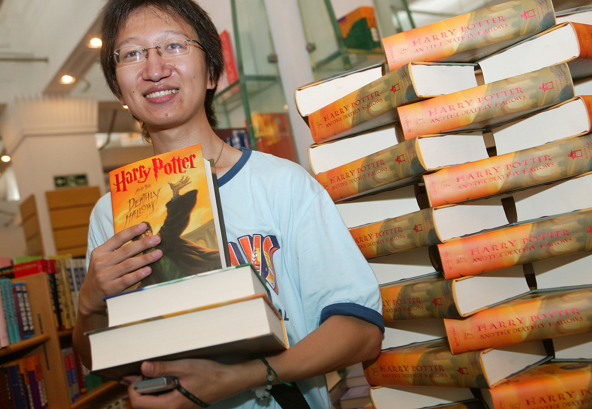 2007年7月21日早晨,风靡全球的英国小说《哈里波特》(harry potter)的