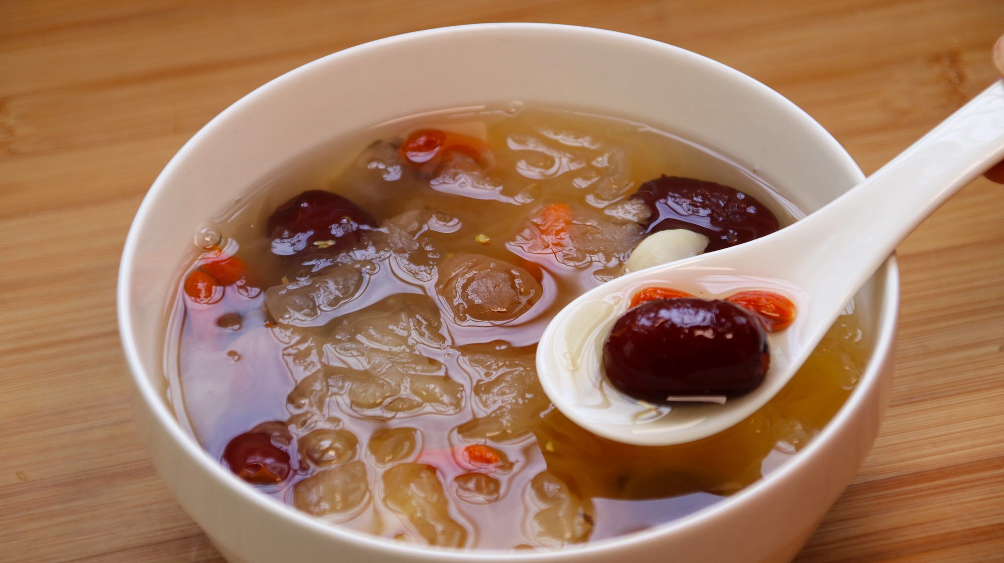 冬季皮肤干燥常喝银耳汤,做法食材都简单,滋润补水又养颜