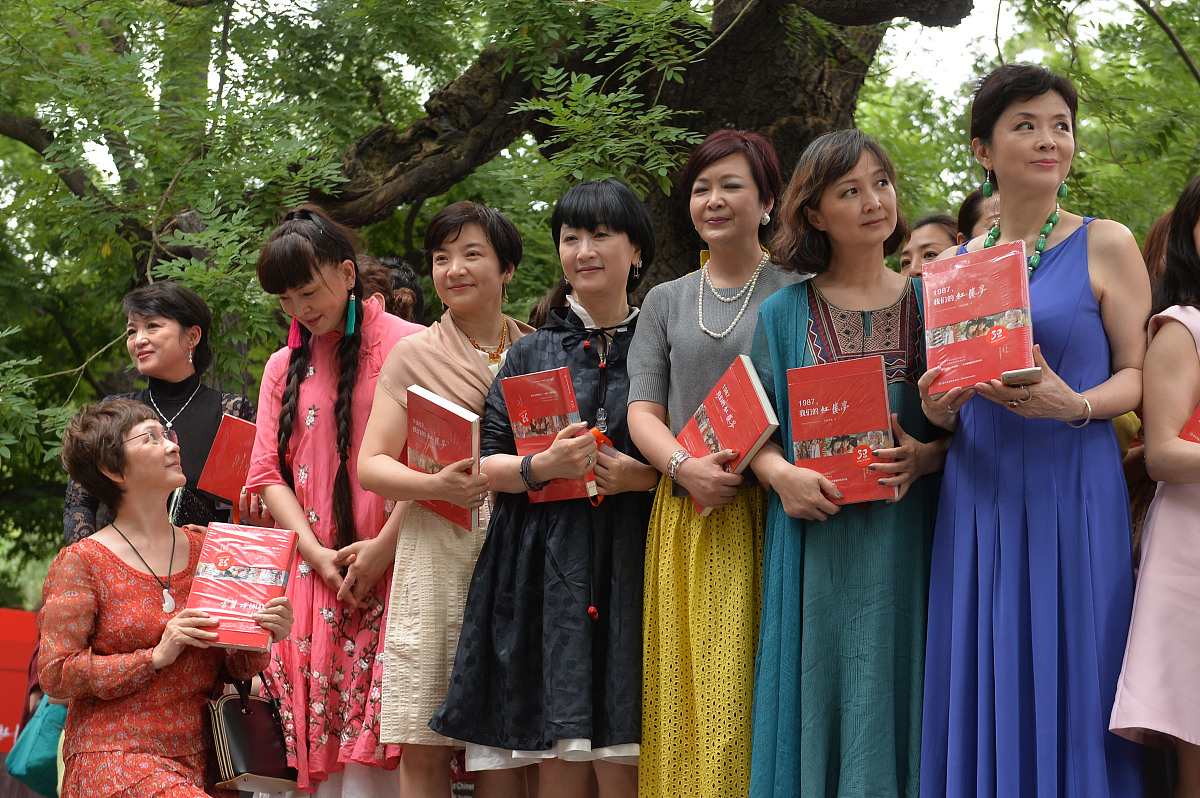 红楼梦十到十五回概括：宝玉黛玉情缘初现，薛宝琴登场