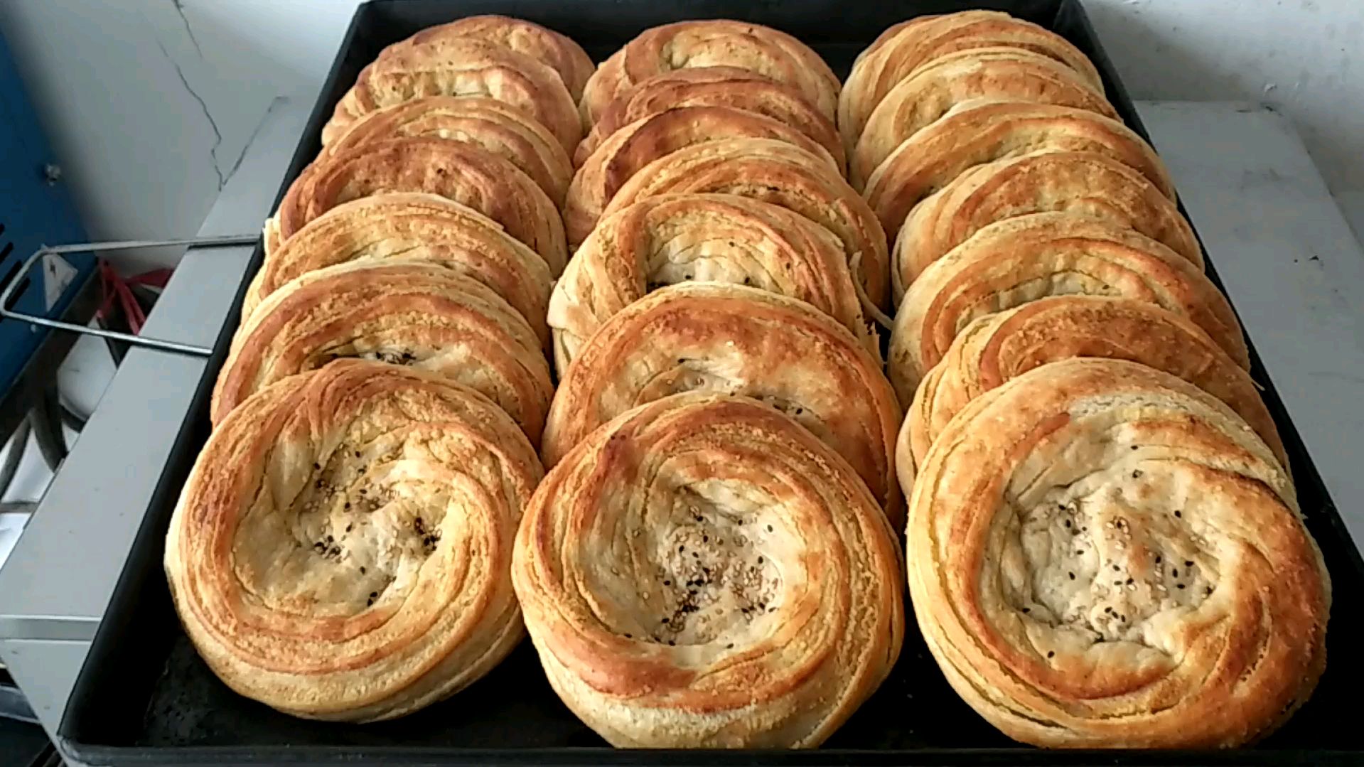 探秘供不应求特色油酥烧饼打制现场,讲究三饧三按,高温密封烤制