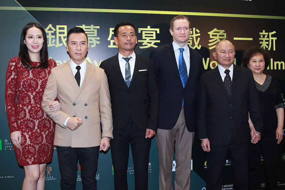 近日特斯拉创始人马斯克74岁的母亲梅耶·马斯克在社交平台上发文分享她的中国之行。在广州、厦门、成都等多地游玩后她表示：我在中国很愉快每个人都很友善。游侠网1 3月31日马斯克的母亲又来到了武汉在社交平台Instagram上晒出了9张图和网友们分享自己在武汉游览观光的经历。梅耶表示她参观了宋庆龄故居和江汉关博物馆等地并感叹中国悠久的历史令人着迷。游侠网2 据说梅耶此次来中国一