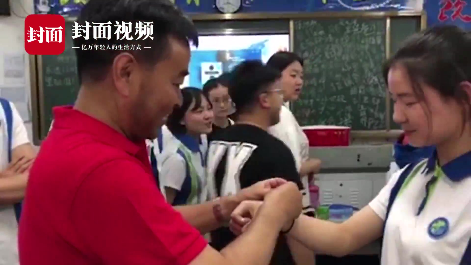 青蕉拍客丨贴心!5000名师生为高考生加油 校长送毕业班蛋糕还为同学过生日