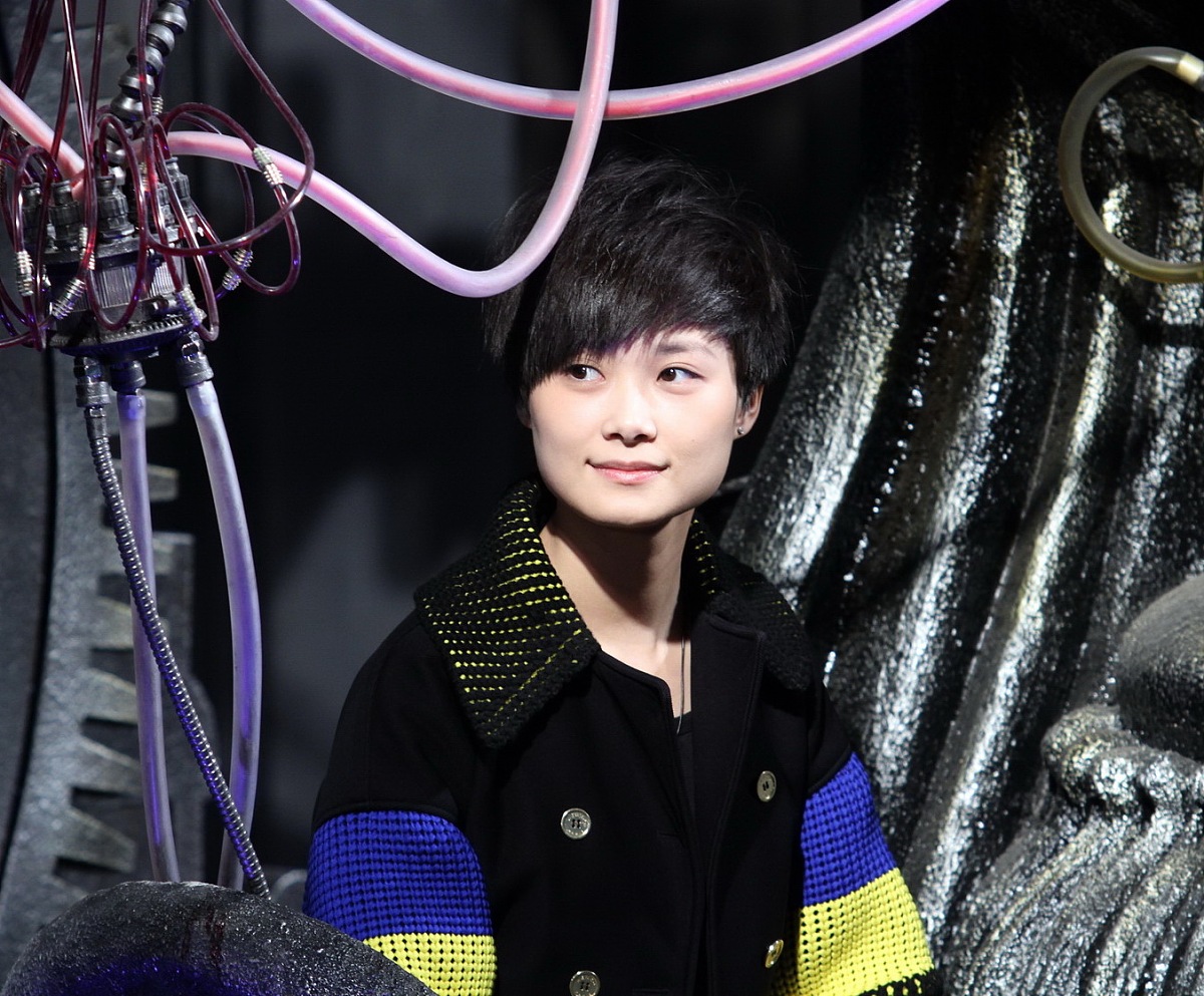 帮我找一首中文歌， mv里面有女歌手和吉普车