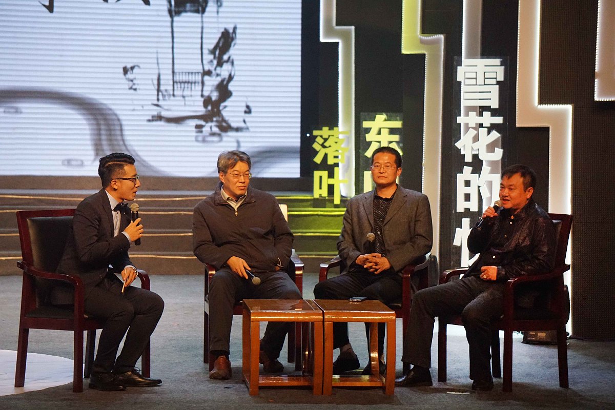 他的诗句用词准确、雄健、精炼、生动、质朴。他善于壮用名词如北国风光两个名词涵盖半个中国。他善于活用动词如万山红遍、漫江碧透、万类霜天竞自由、横扫千军如卷席、浪遏飞舟、一桥飞架南北、飞起玉龙三百万。他善于精用形容词如俏也不争春搅得周天寒彻唯余莽莽顿失滔滔。他善于使用数量词如万水千山千里冰封百万雄师四海翻腾五洲震荡。他善于使用副词如层林尽染只识弯弓略疏文采稍逊风骚。根据上述内容写一篇3000字的小说