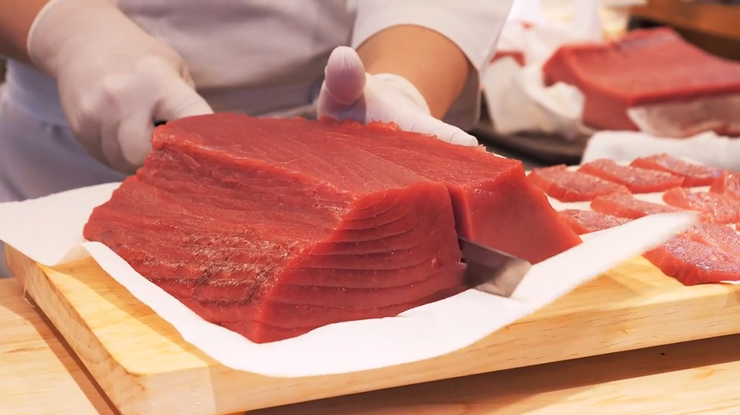 金枪鱼最大游速100公里每小时,属于硬骨鱼纲,含铁量是猪肉的4倍