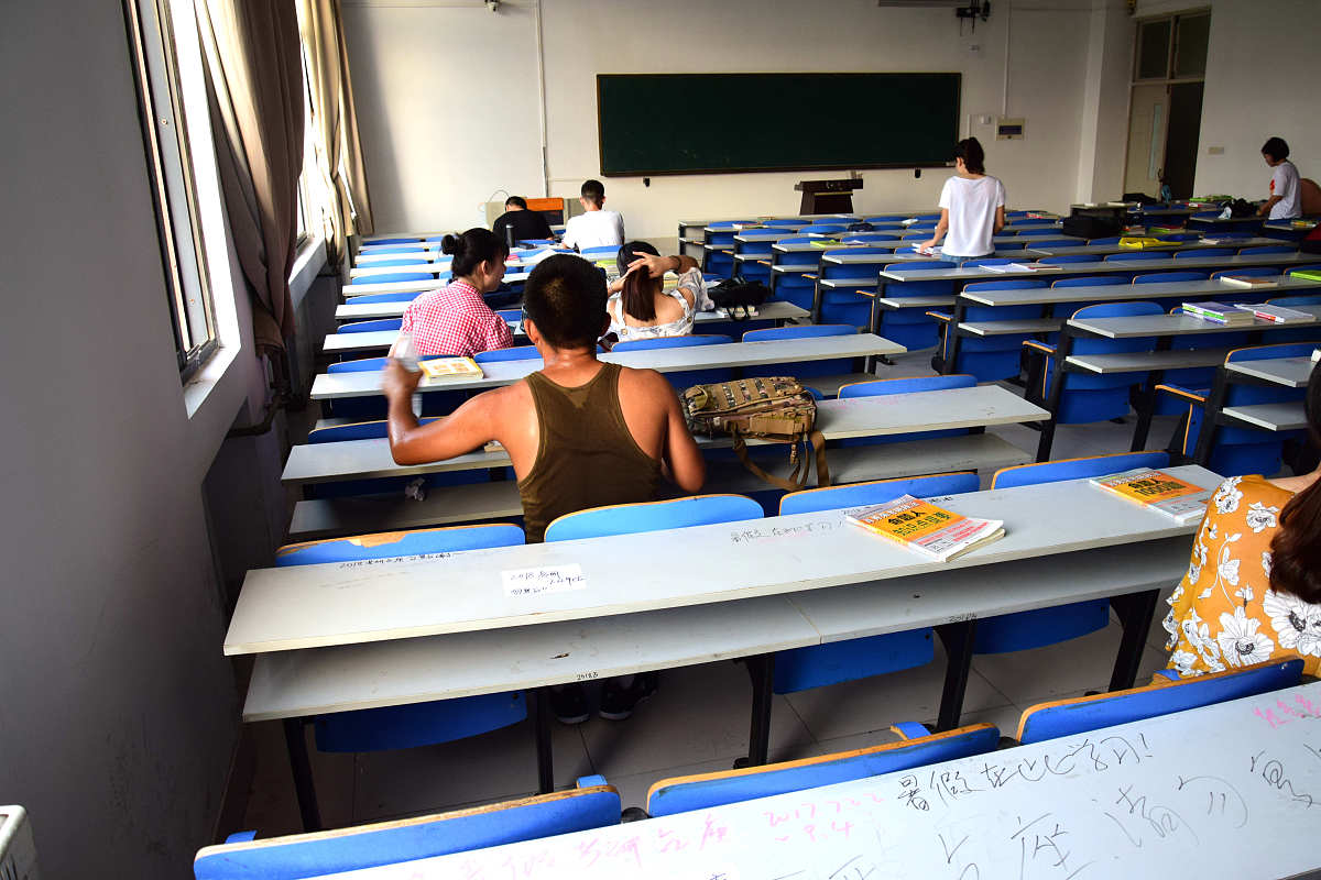 大学生晚自习结束 打扫教室的五句优美配文