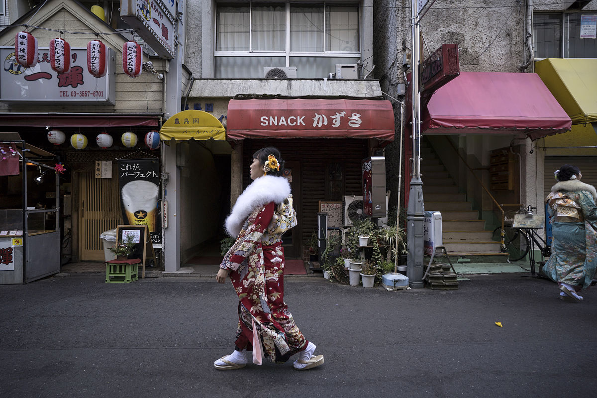 当地时间2020年1月13日,日本东京,大量女孩子穿着传统服饰参加"成人礼