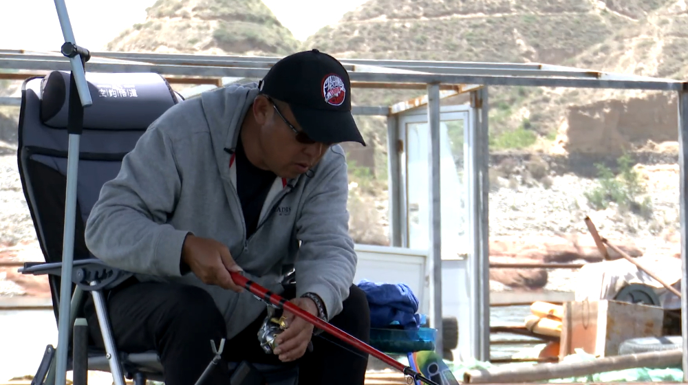 李大毛再战刘家峡,排缝深处探钓虹鳟鱼,这鱼真漂亮!