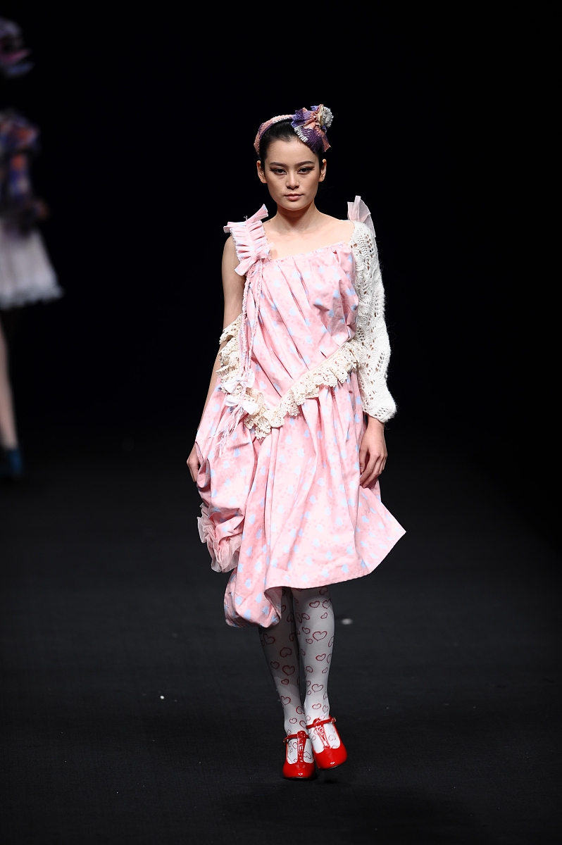 标准小轿车驾驶座舱人机空间设计：尺寸和角度标注详解