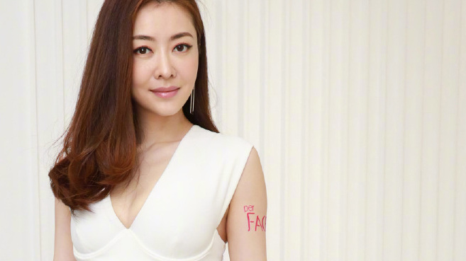 #每日娱乐快讯#【熊黛林不顾女神形象拿大勺吃鱼,对镜头拍照笑容灿烂】11月1日下午,熊黛林