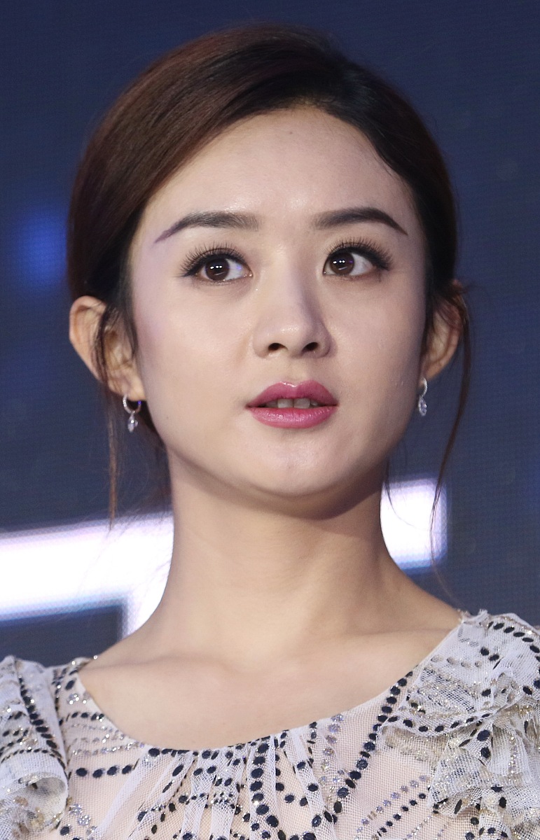 假设你是一名医美从业人员请你写一份关于明星看脸的文案要求引用赵丽颖整形前后案例并从眼睛、三庭五眼、骨骼等方面进行深度讲解