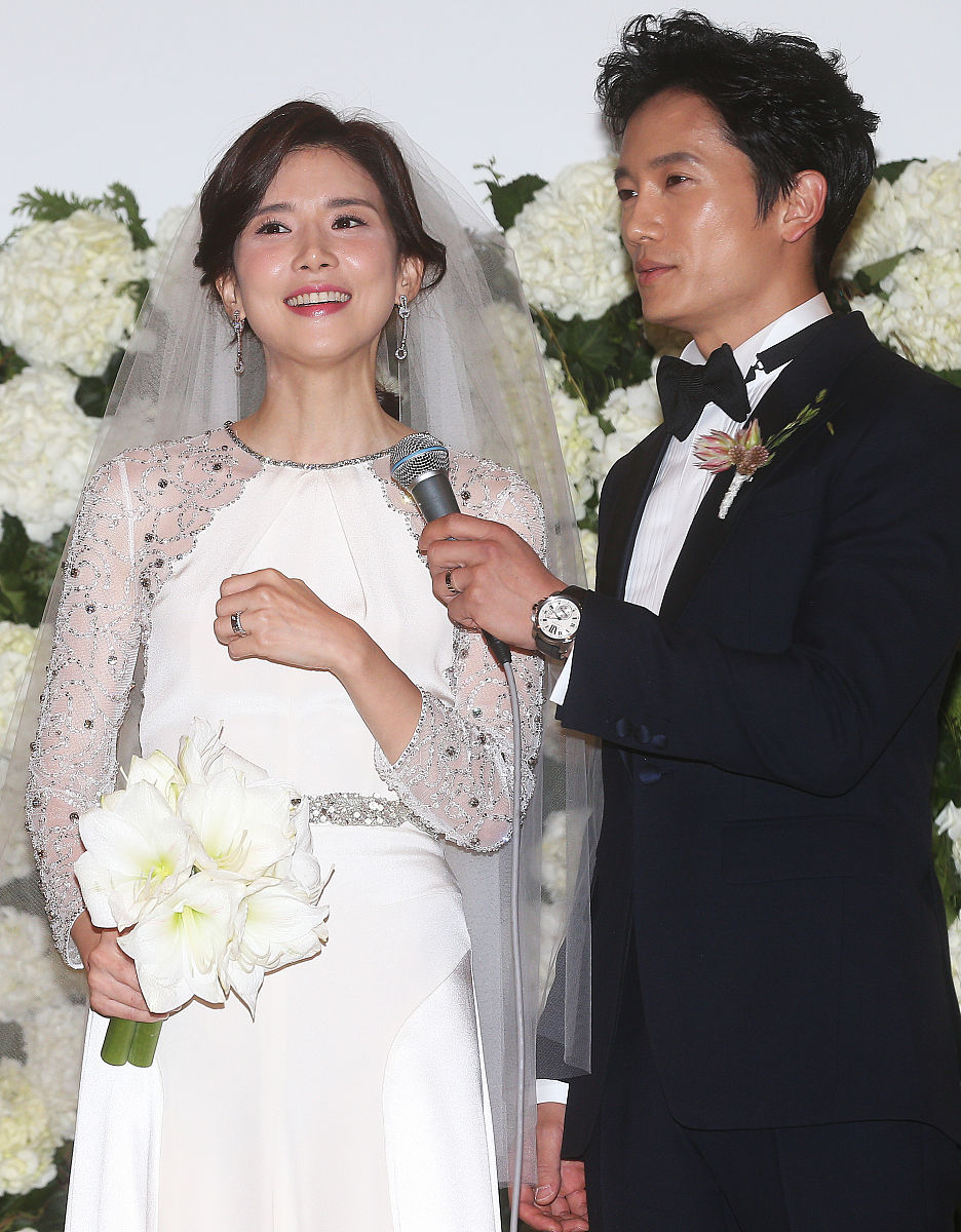 2013年9月27日讯,韩国首尔,当地时间9月27日,演员李宝英,池城结婚记者