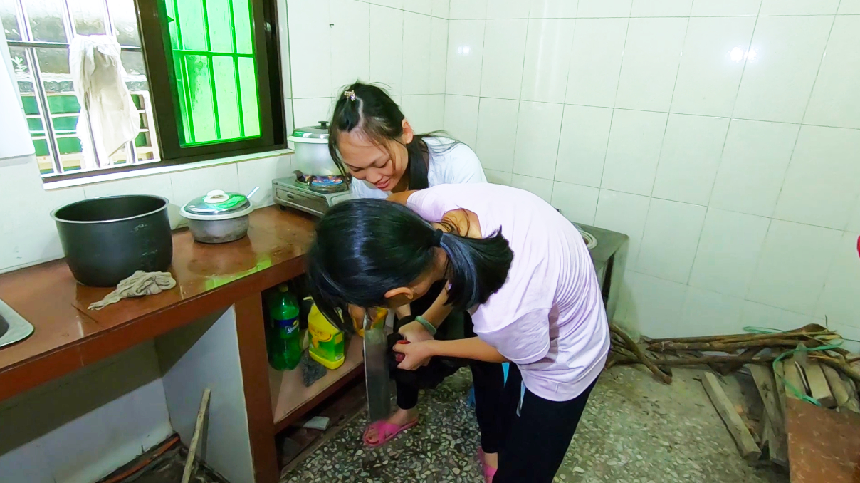 12岁外甥女杀鸡,动作不比熟手差,手法牛不牛自己看