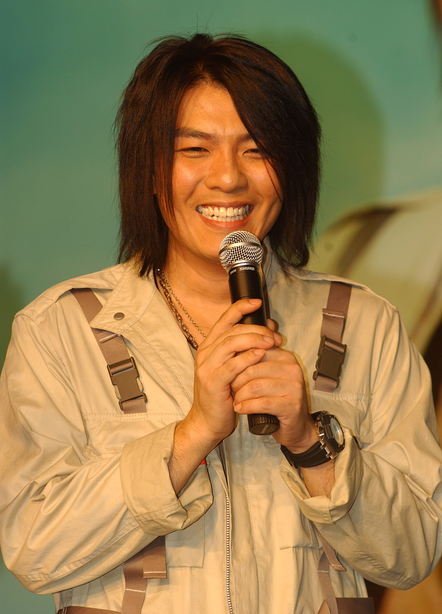 2004年9月25日,新加坡著名歌手阿杜在广州宣传新专辑《醇情歌》,并举