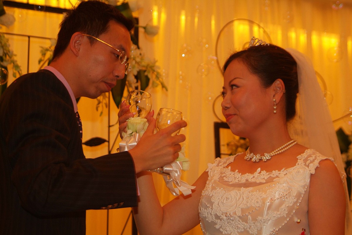 我儿子是二婚媳妇儿是头婚他们要举办婚礼我和我的丈夫早已离异现在女方家提出要举办婚礼我们不同意女方家提出要办理婚礼我们应该去吗？