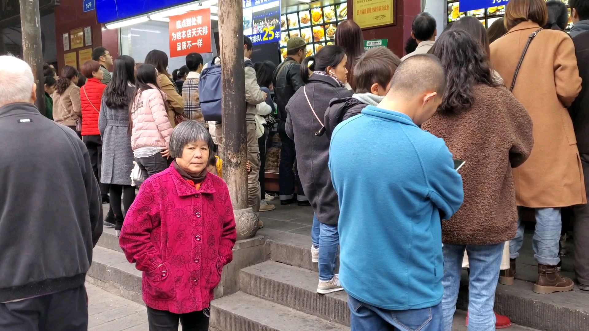 成都文殊院这家糕点店25年了,次次买都要排队,生意真是太好了