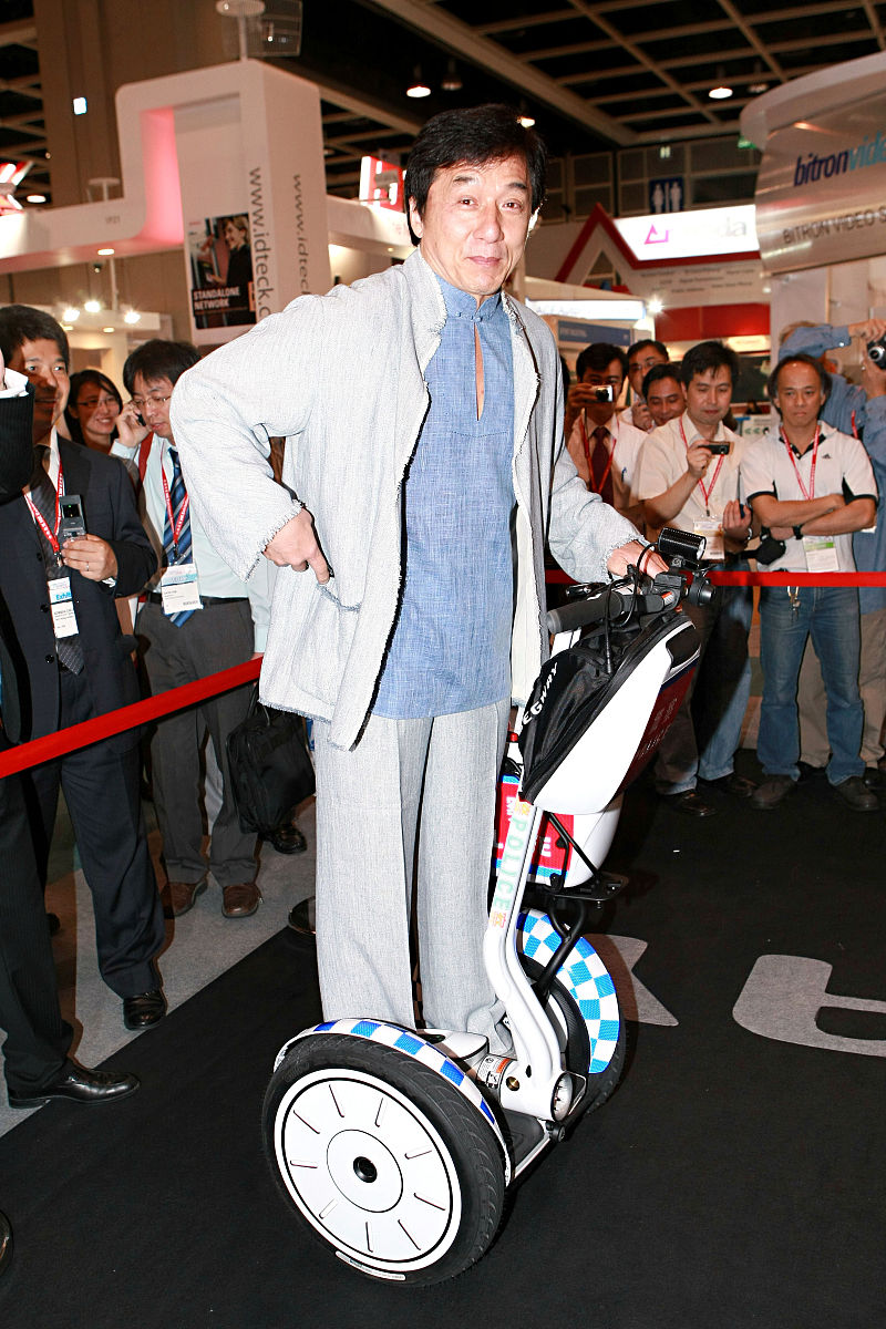 2008年6月4日,香港,成龙出席其代理的segway电动车推介活动.+++_+++成