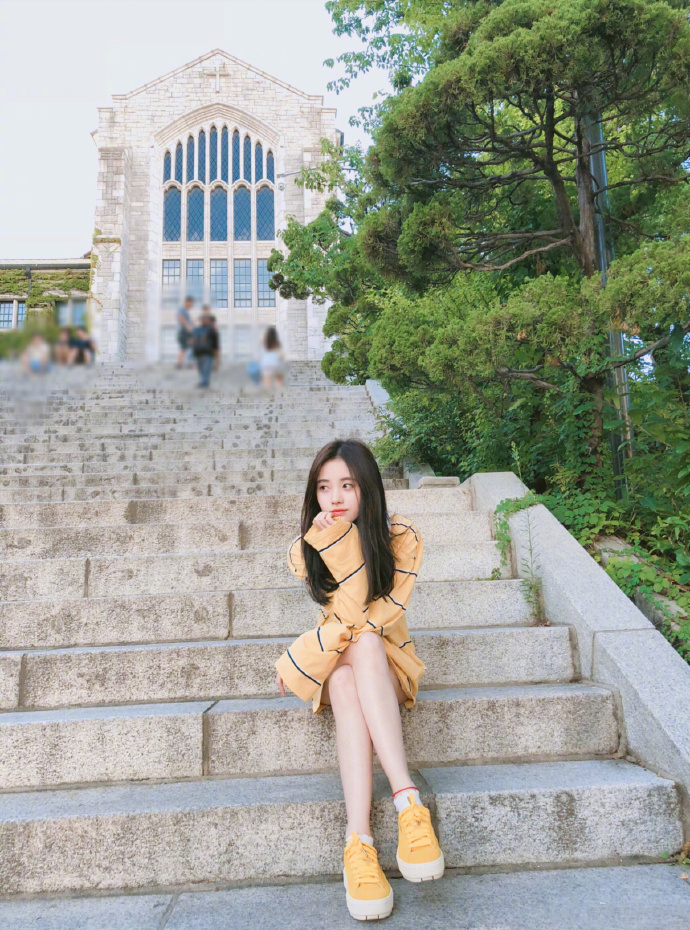 鞠婧祎最新生活照