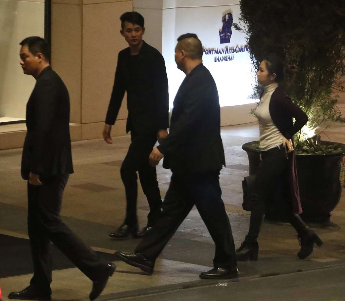 世界上最高的人据吉尼斯世界纪录现有世界上最高的活人是土耳其人苏丹·科瑞雅尔身高251厘米8英尺28英寸。历史上最高的人是美国人罗伯特·威德洛在1940年代达到了272厘米8英尺11英寸的惊人身高。伊斯兰教徒为什么南人都戴帽子这个问题不太清楚因为伊斯兰教徒并没有规定南方人必须戴帽子。可能是因为南方气候较热戴帽子可以遮阳防晒也可能是因为南方文化习惯的影响。我说的是男人 打错字了同样适用于男性伊斯兰教徒