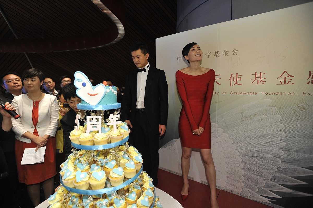 2011年12月1日,北京,嫣然天使基金五周年酒会.***_***  李亚鹏 王菲++