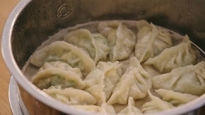 西葫芦鸡蛋和虾皮做出的饺子,鲜香清爽,营养又好吃