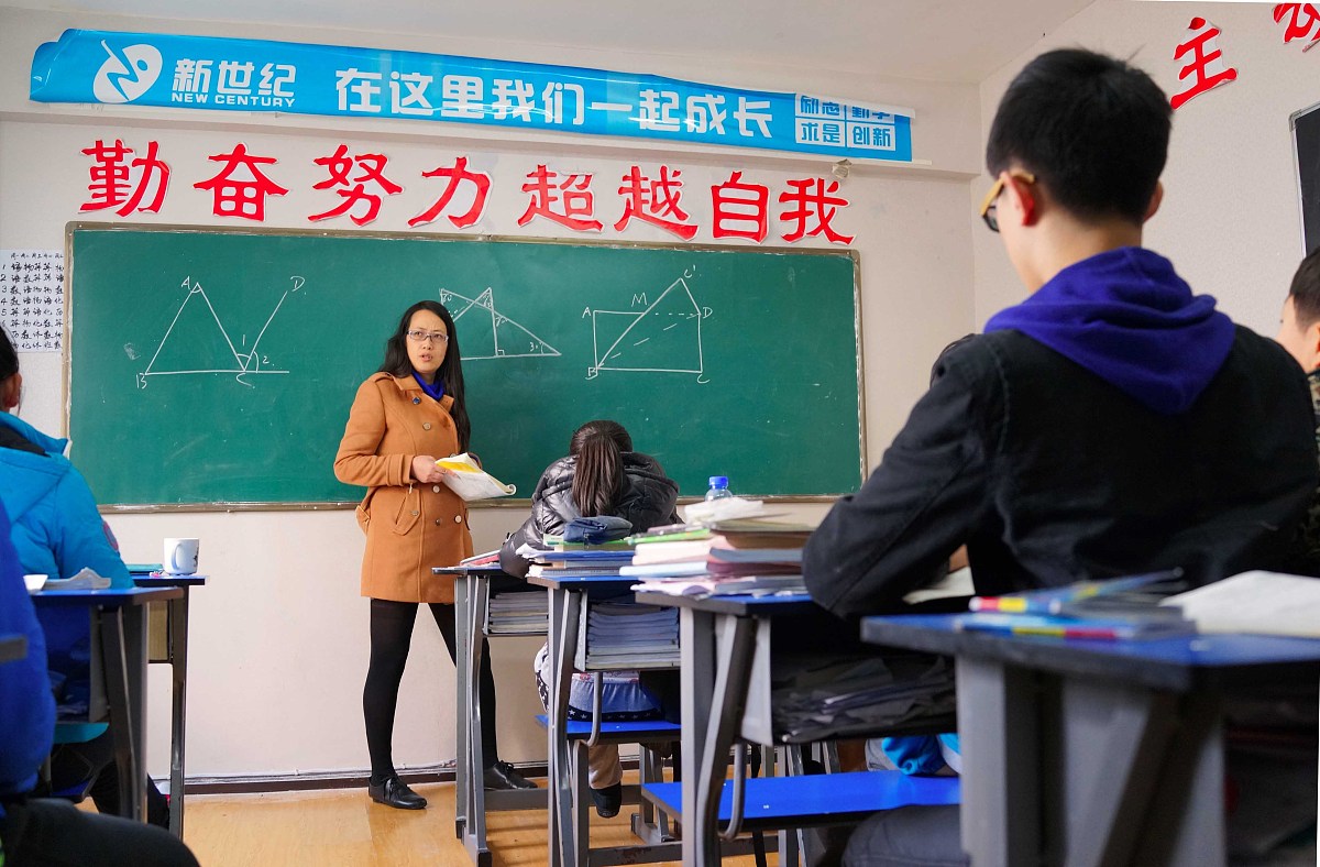 高中班主任教育故事我是一名高中班主任这里分享一件教育故事。有一次我发现班里有一位学生的成绩一直不理想他叫李明。我了解到他的父母离异他一直生活在母亲的监护下。母亲是一位单亲妈妈工作很忙经常加班没有时间陪伴孩子学习。李明也因此变得很自闭不善于与人交流。我决定找李明谈一谈了解他的情况。在谈话中我发现他对学习没有什么兴趣也没有目标和计划。我告诉他学习是为了自己的未来要有自己的目标和计划不能只是为了应付考试