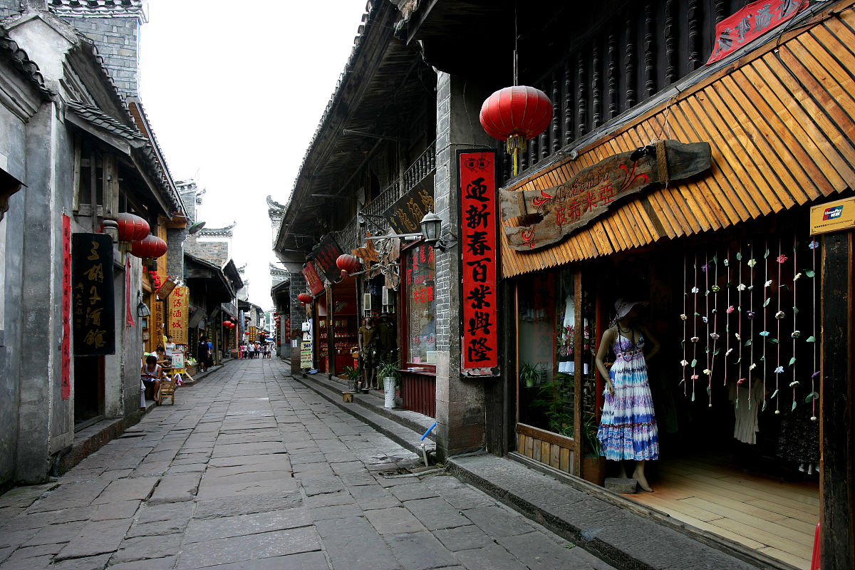 我是一个历史短视频博主帮我写一个历史题材的短视频文案内容新颖语言接地气视角尽量新颖。特别要求：要求前两句总括全文精炼悬念吸引人。字数300以内