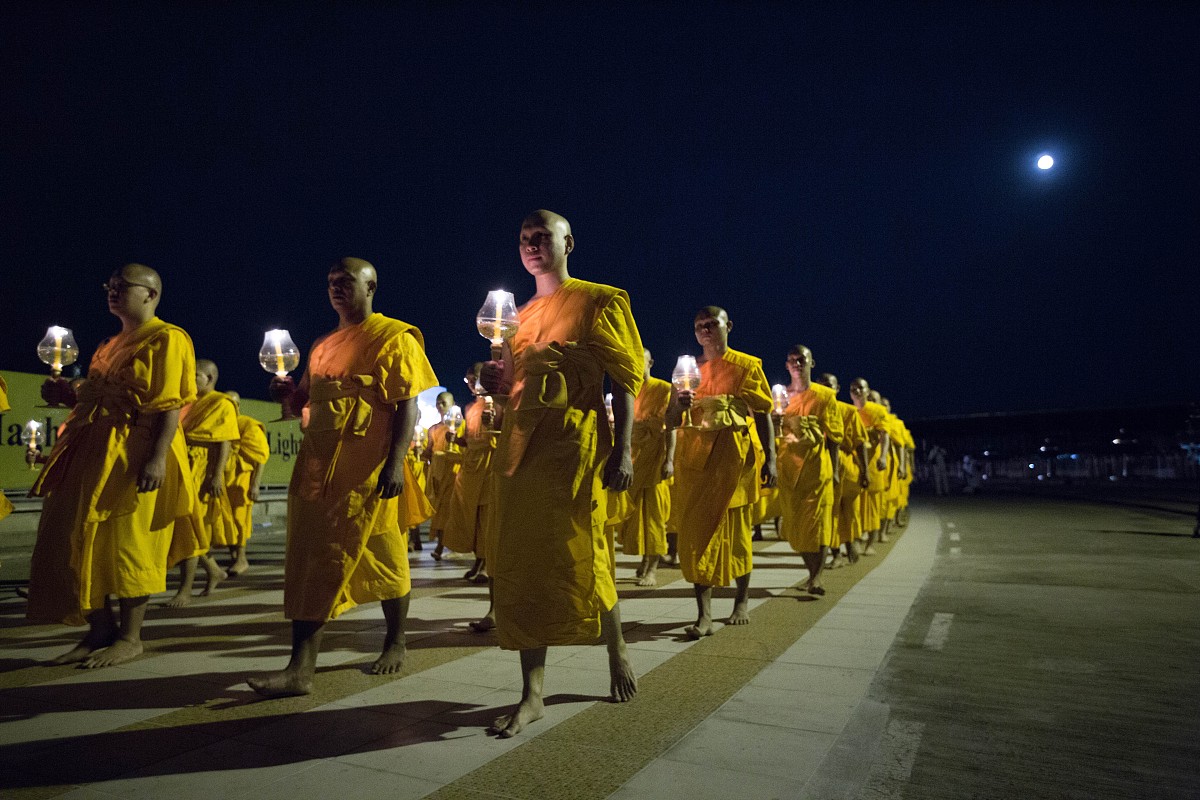 当地时间2018年3月1日,泰国曼谷,上千僧侣和佛教信徒聚集法身寺祈祷,