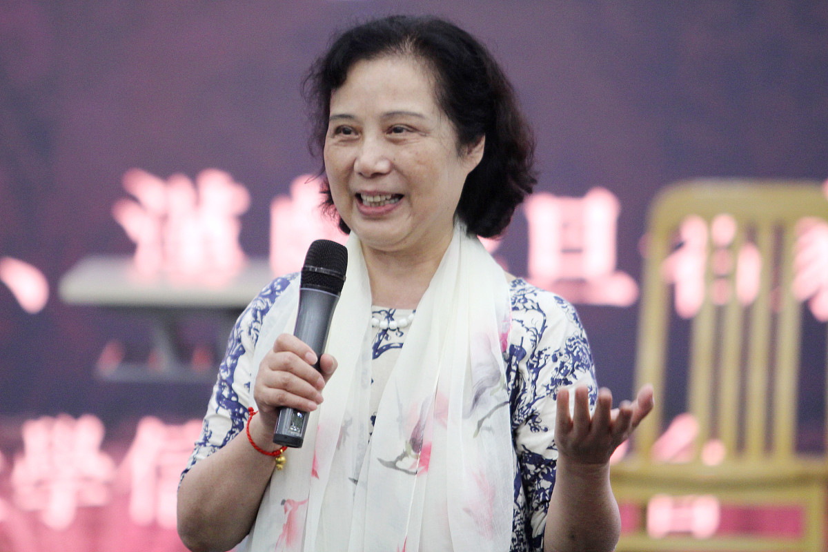 她和我说这些话我一声没吭微信也没加她 我以前带的一个徒弟帮他找了一个活他也就在那个店工作呢老板对他也挺好还有我身边的56年的女发型师也让他们联系了就是我徒弟如果哪块不会的话让这个发型师告诉他就行了那天我徒弟还跟那个发型师说着呢说我老是悄悄的对她好老是借别人的手来对她好他自己心里能感觉的到现在不知道跟我去相处也不知道怎么办？