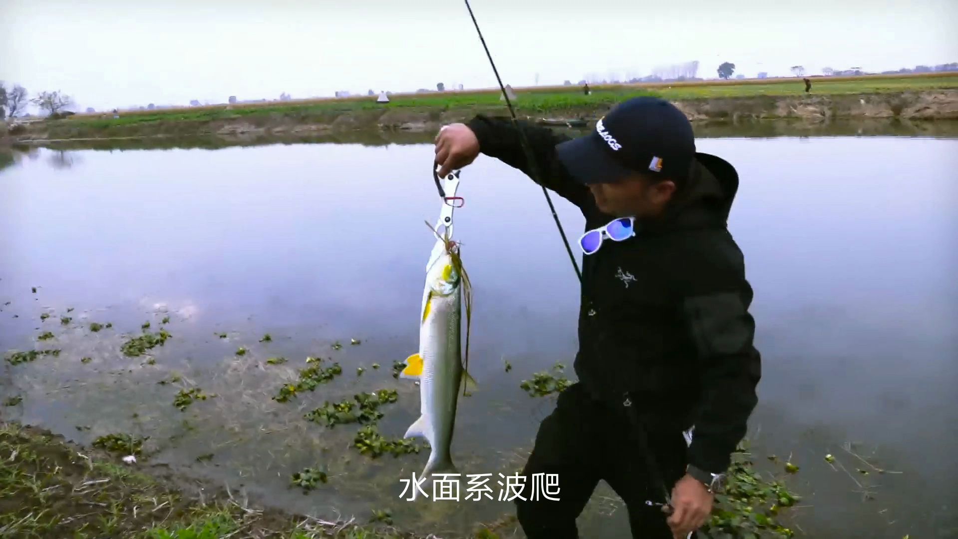 灌溉河沟钓鱼,野钓凶猛鳡鱼,路亚钓获一条10斤的野生鳡鱼