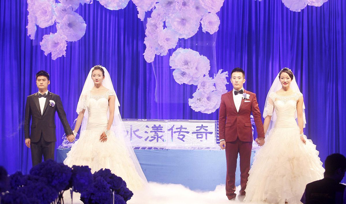 帮忙写一篇 婚礼主持人开场白 主题为 十年校园爱情
