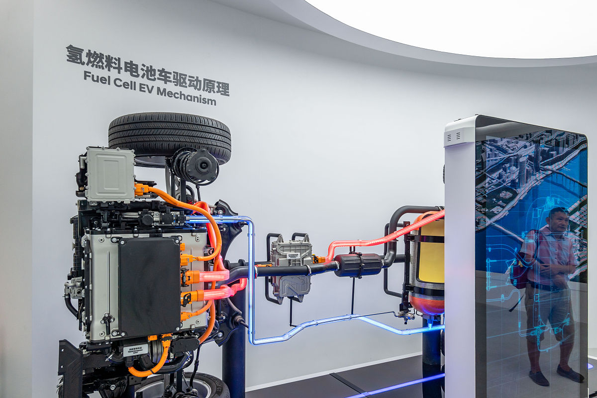 请写查阅资料并且仿照以下材料写一篇800字左右有关电池检测技术的市场发展概括材料：随着可持续发展观的深入普及和社会经济的快速发展经济与环保协同发展成为当下企业发展和科技创新的主要趋势。真空镀膜设备技术正是顺应时代潮流而诞生的产物。此项技术始于20世纪30年代是一种新型的镀膜技术。真空镀膜主要有两种方法都在真空环境下进行。其中蒸发镀膜一般是加热靶材使表面组分以原子团或离子形式被蒸发出来。并且沉降在基