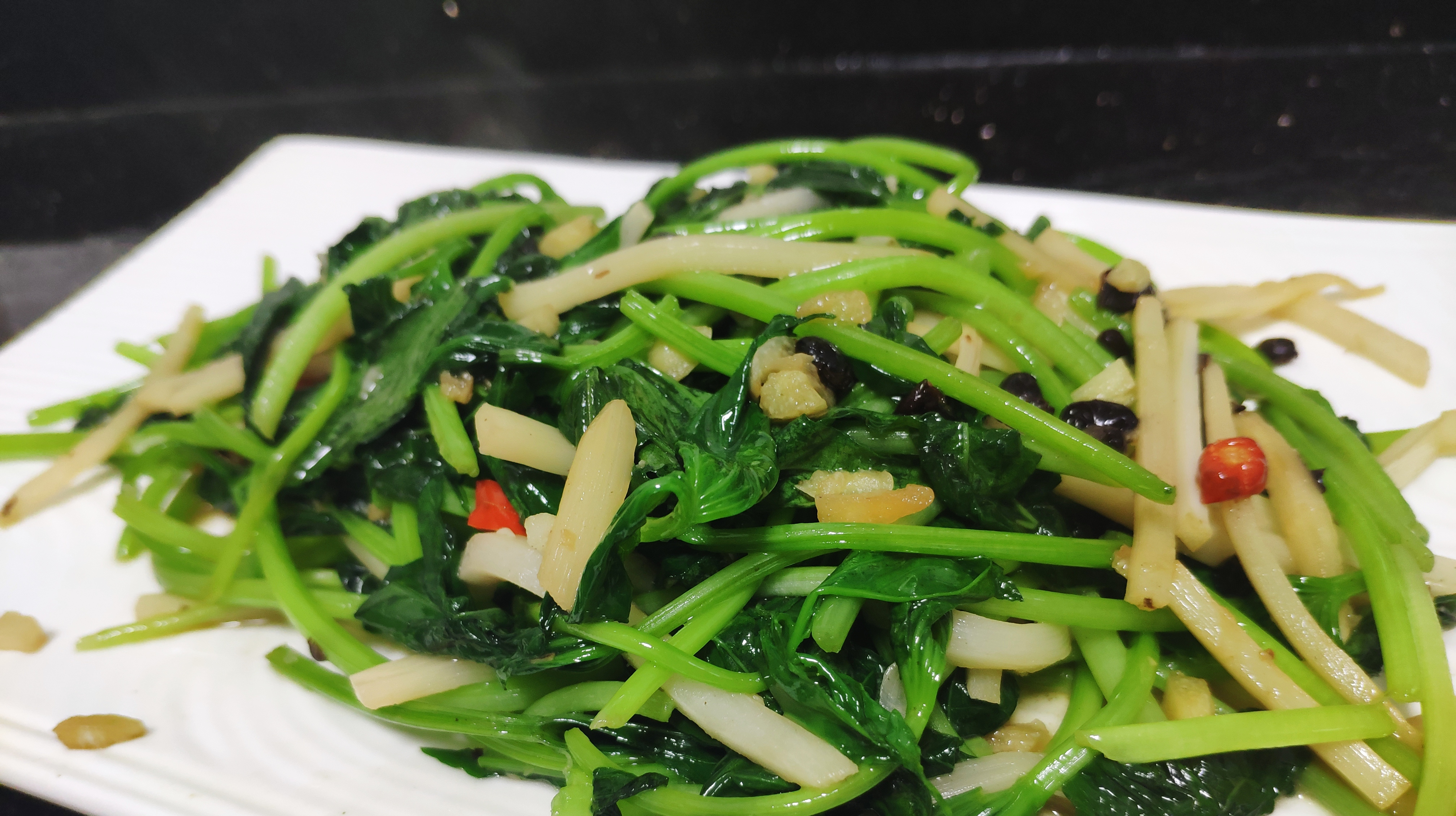 炎炎夏日,食欲不佳?看粤菜八哥做道开胃清粥小菜--酸笋炒番薯叶