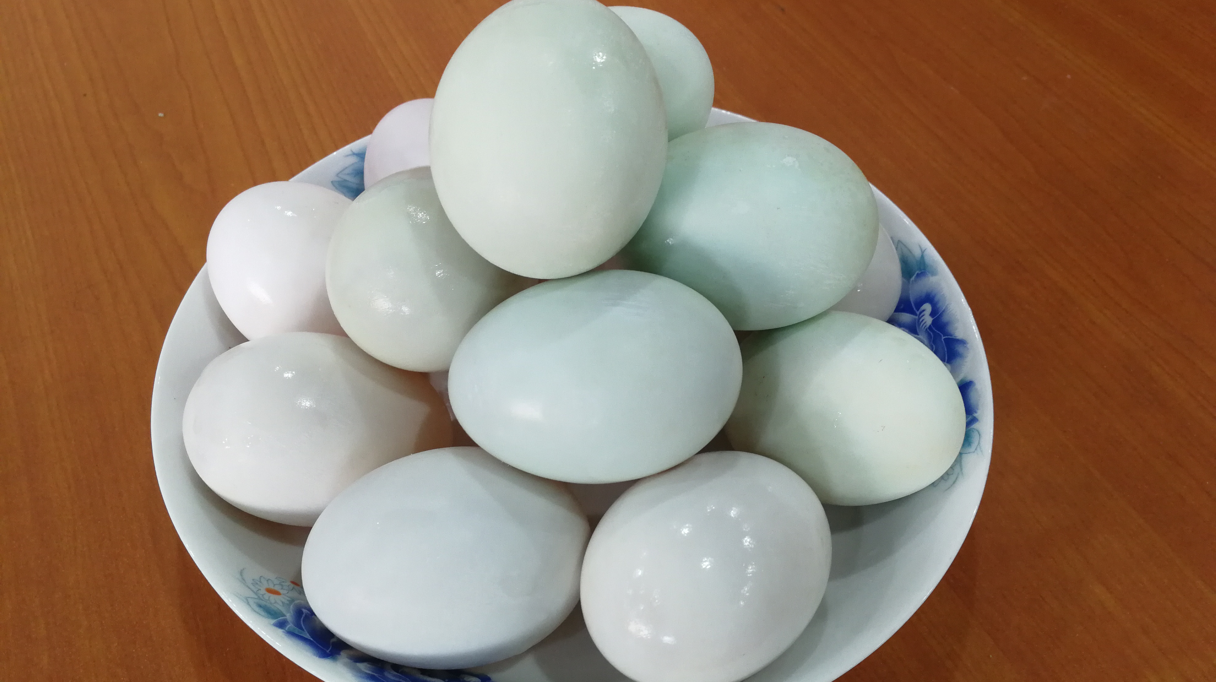 实拍广东阿姨做咸鸭蛋,看完才知道,原来做咸蛋这么容易!