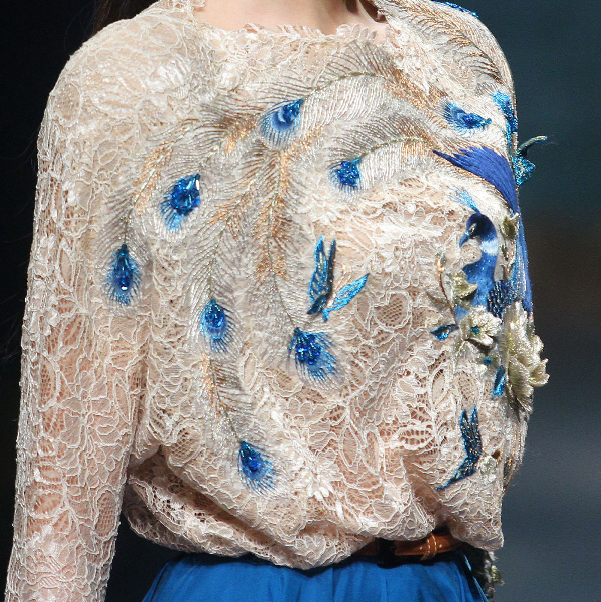 服装设计专业当前采用钉珠绣珠片绣大体风格为洛可可艺术风格制作服装请站在文学教授的角度上起几个中文论文题目