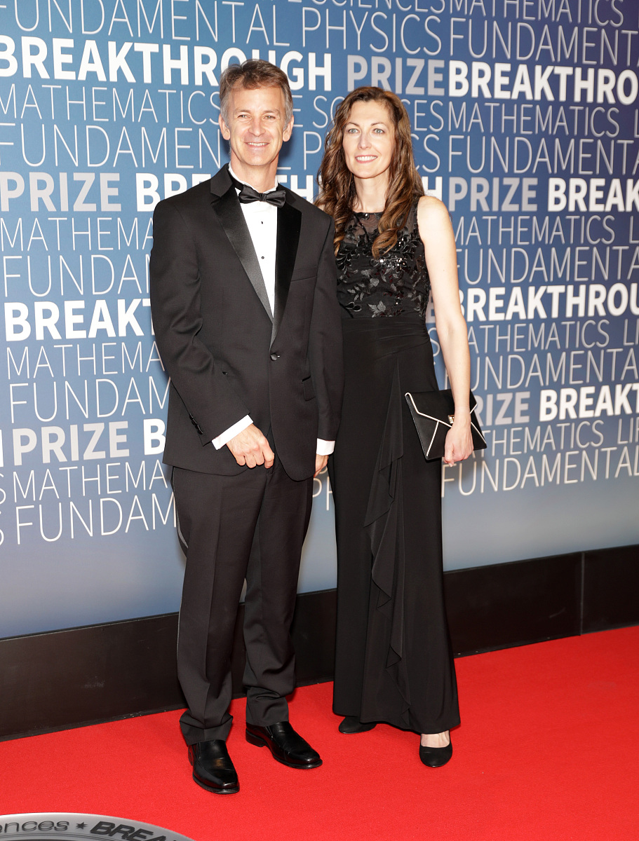 请将下面一段话翻译为中文According to NASA Shared Services Center the University of Arkansas made at least four grant applications and three were by Ang — February 2017 March 2018 May 2019 with a research end date