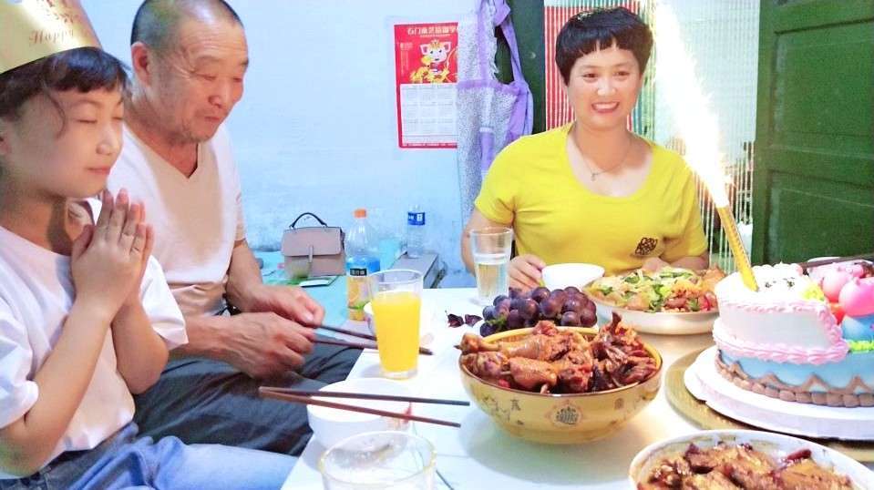 今天女儿生日,做了满满一桌子硬菜,祝女儿生日快乐,越来越漂亮