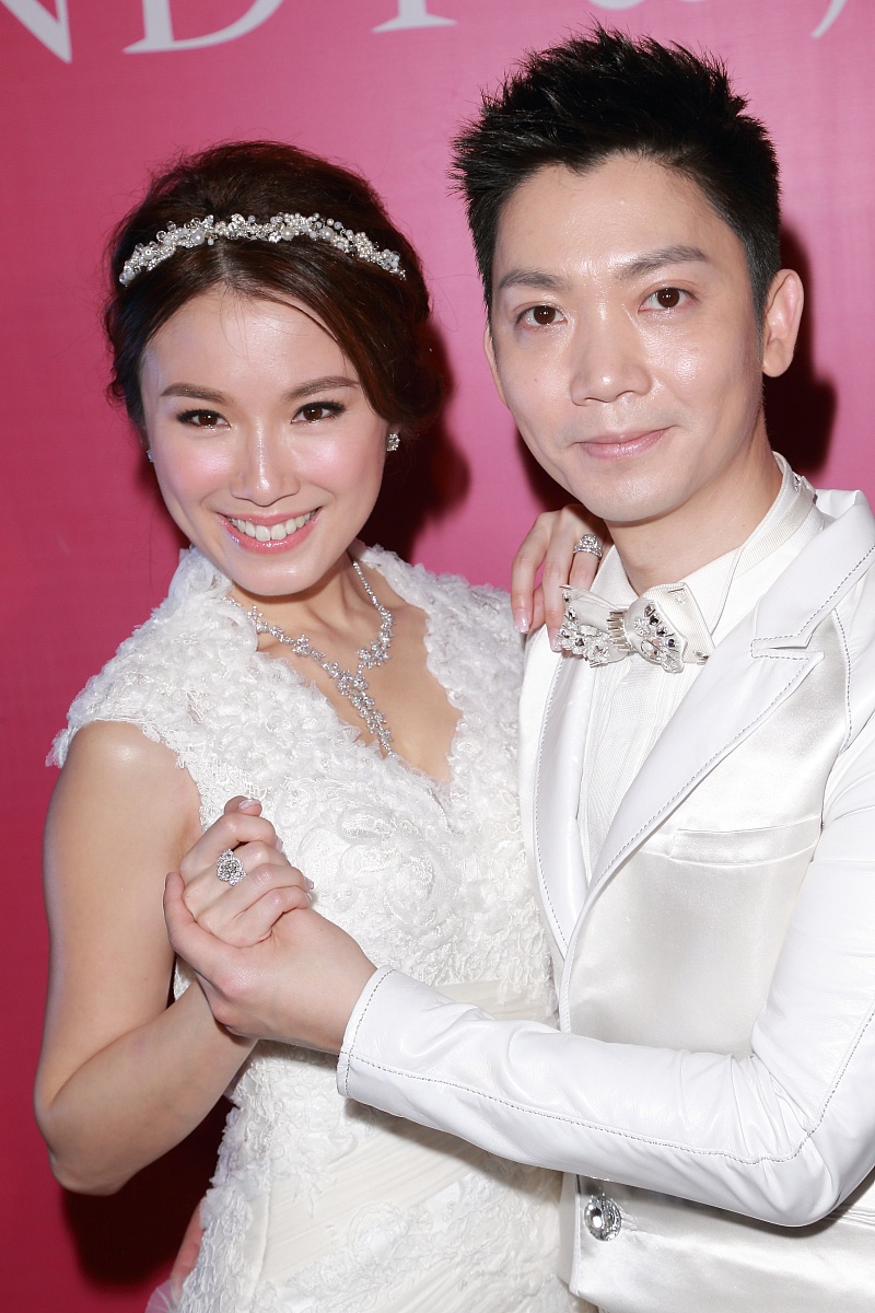 20<strong>1</strong>3年2月2日,香港,现年43岁的风水师李丞责迎娶27岁的港姐冠军刘倩婷