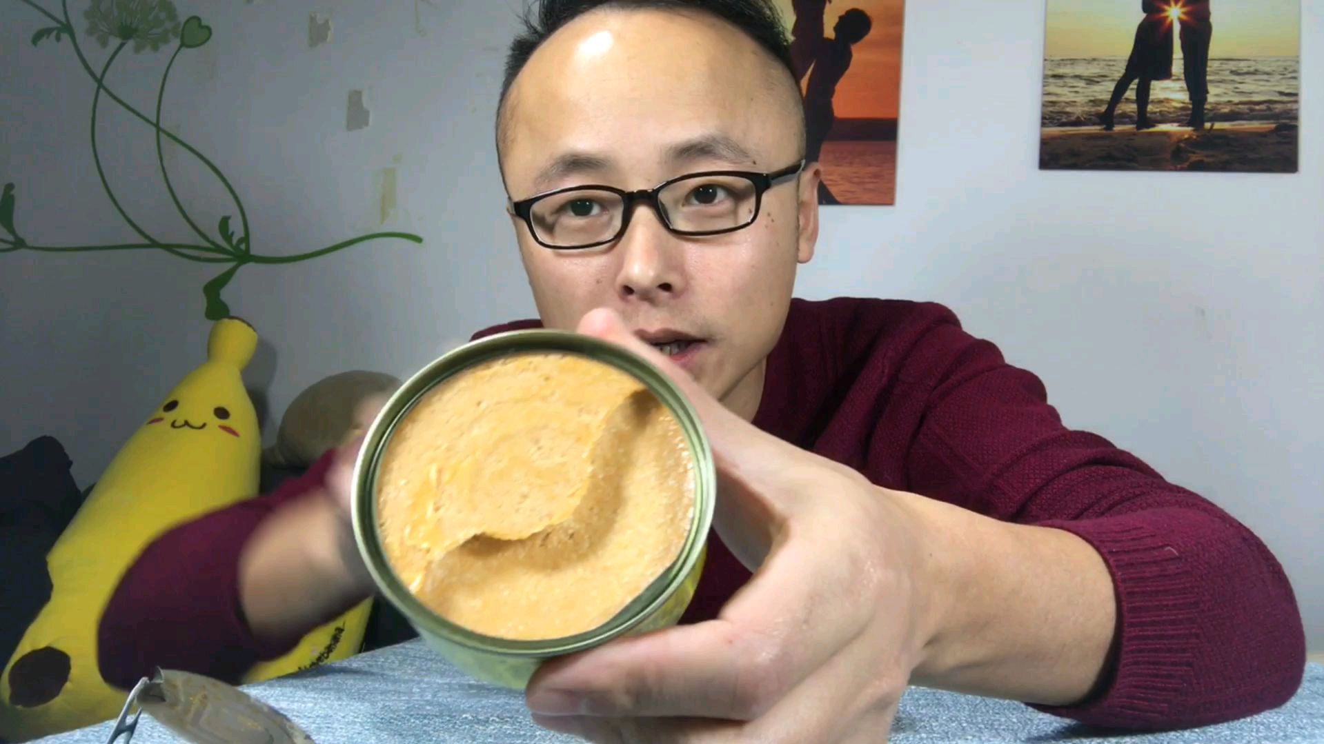 1000元100克的鱼子酱吃不起,小伙买10元100克的鱼子酱吃着像猪肉