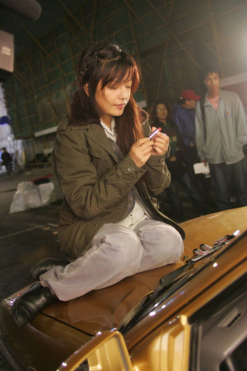2006年5月8日夜,上海外滩滇池路,电影《夜上海》正在紧张拍摄.赵薇+++